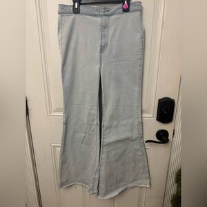 Women’s We The Free Flare Leg Light Wash Jeans size 29